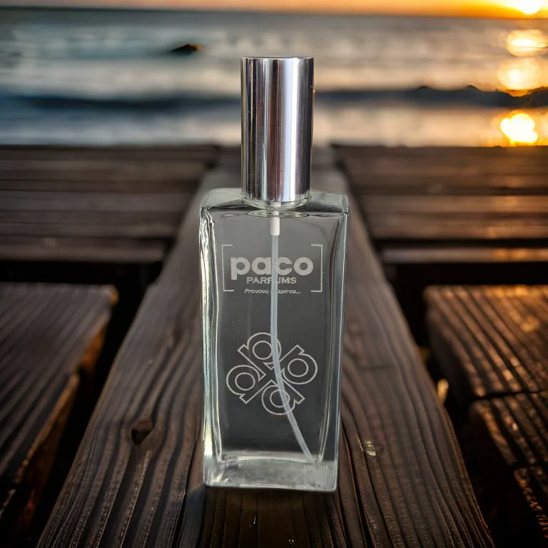 El perfume sobre un muelle de madera al atardecer, listo como anuncio.